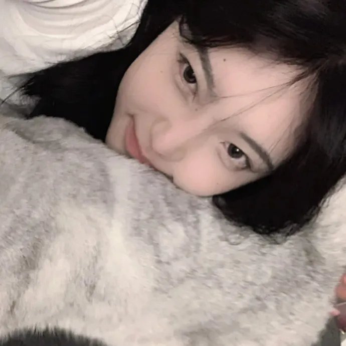和红色中国人看电视